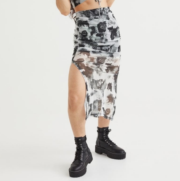 ✨2/$20✨ H&M Mesh Skirt Printed Black & White Patterned Skirt Size Large - Picture 1 of 11